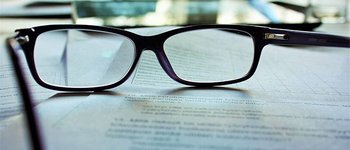 Aktuelles und Meldungen Brille auf Dokument