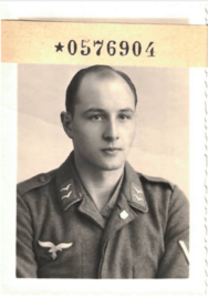 Pilot Walter L. Bild: DRK-Suchdienst Pilot Walter L. Bild: DRK-Suchdienst